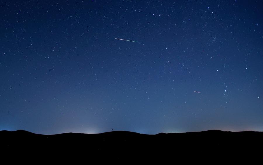 夜幕中的流星 野星塬摄