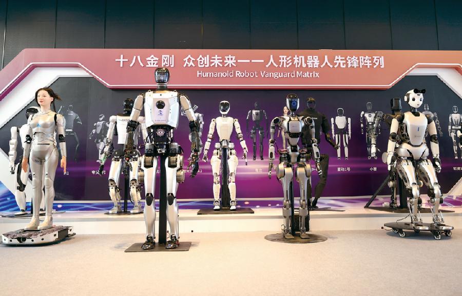 图为2024世界人工智能大会暨人工智能全球治理高级别会议（WAIC 2024），国家地方共建人形机器人创新中心十八金刚人形机器人先锋阵列。