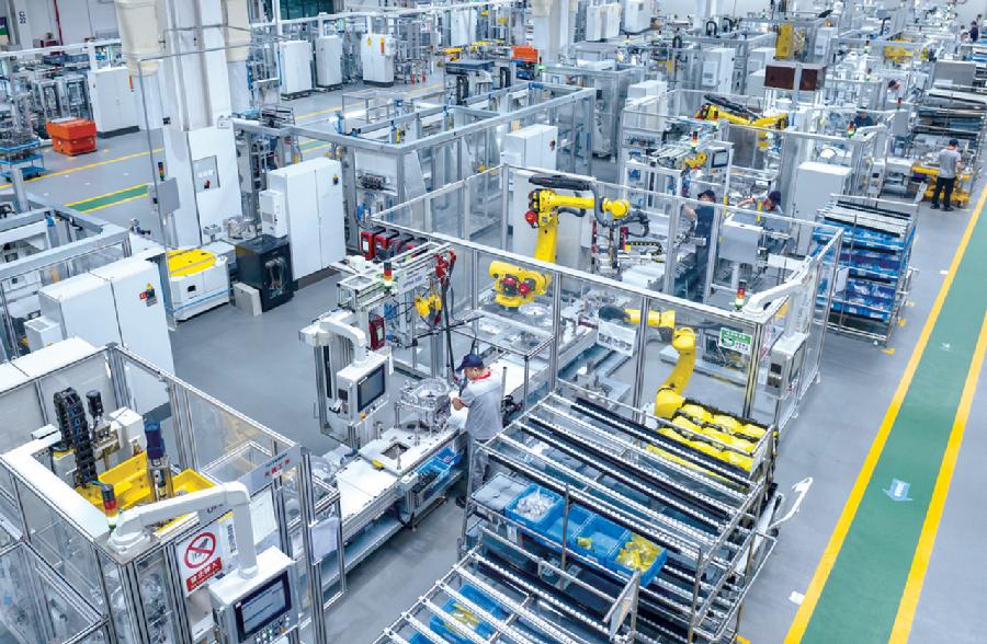 安徽孚祯汽车动力系统有限公司自主研发并拥有完整的自主知识产权的8AT自动变速箱，摆脱了国外技术的限制和封锁。图为近日，该公司工人和工业机器人在8AT自动变速箱智能化生产流水线上作业。图片来源：视觉中国