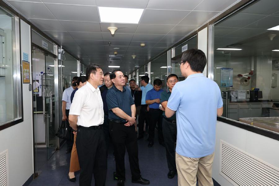 参观前沿技术创新中心实验室