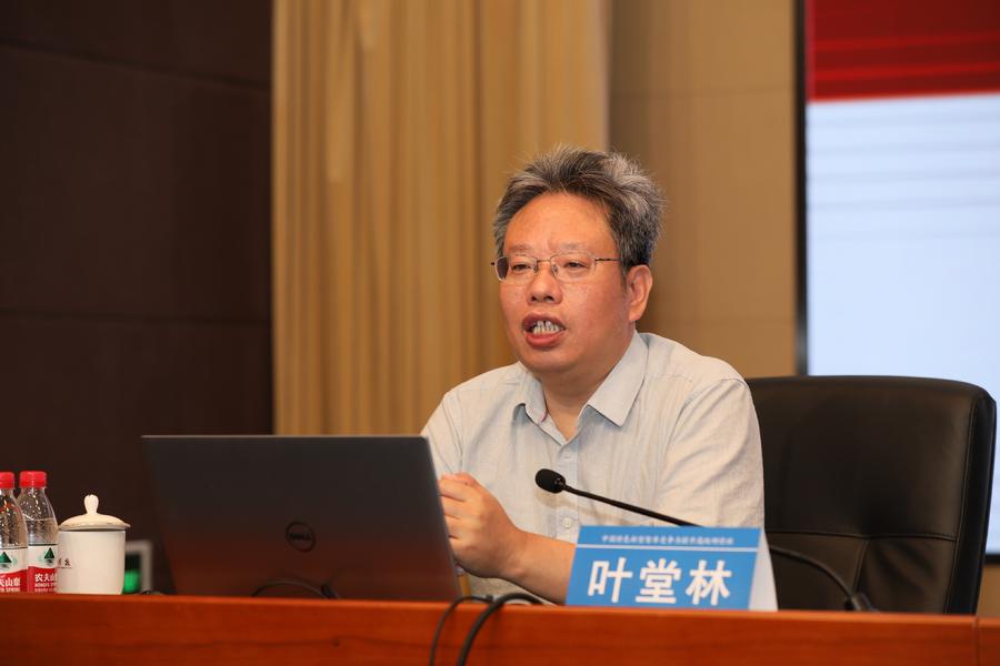 首都经济贸易大学特大城市经济社会发展研究院执行院长、 省部共建协同创新中心执行副主任、教授叶堂林授课