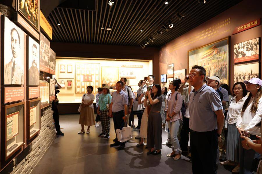 参观中央团校中国青年运动历史展览馆