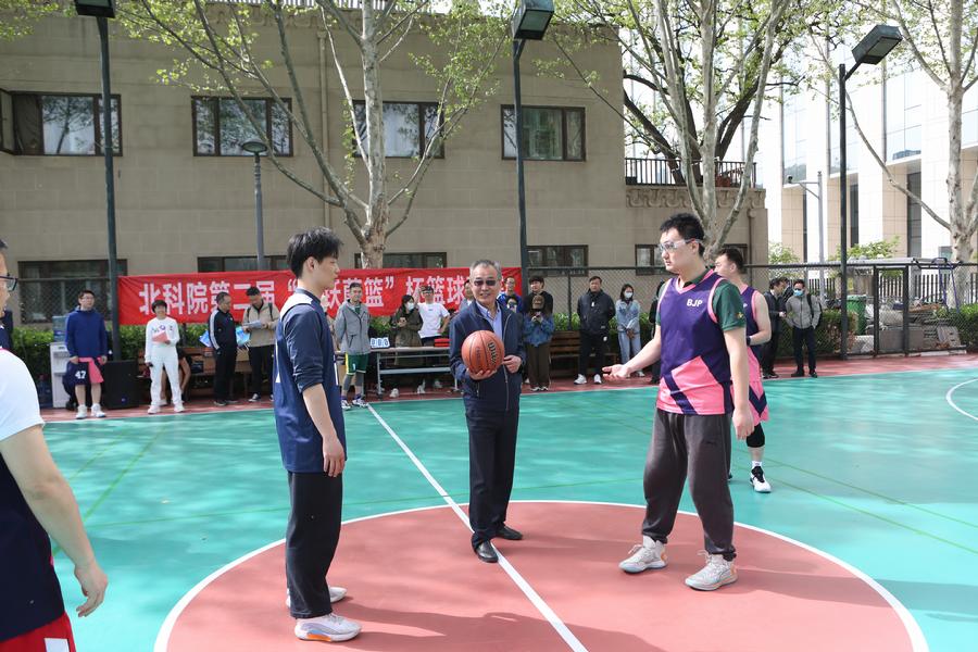 原院党组成员、副院长刘清珺为比赛开球