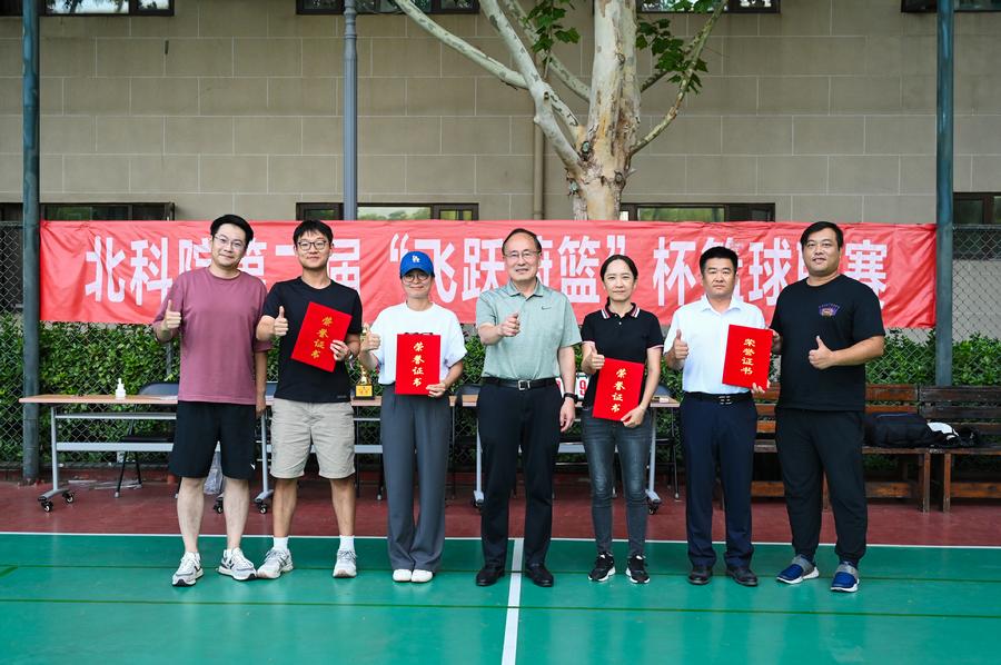 院党组成员、副院长卫万顺为获奖队伍颁发证书