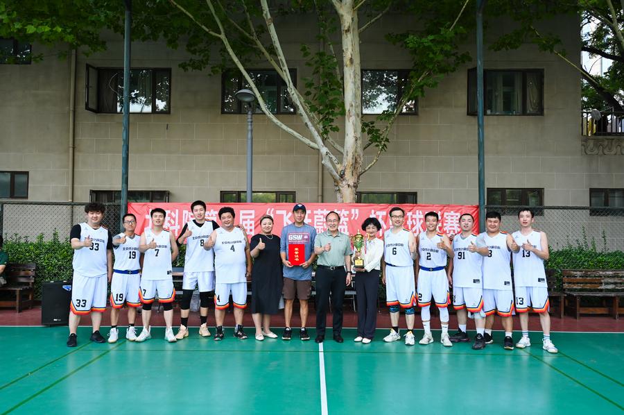 院党组成员、副院长卫万顺为计算中心队颁发奖杯和证书