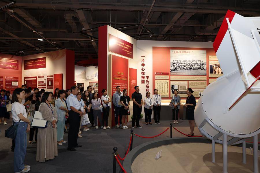 在国家科技传播中心和中国科学家博物馆现场教学