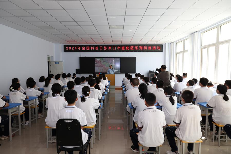 我院科普教师在为同学们授课