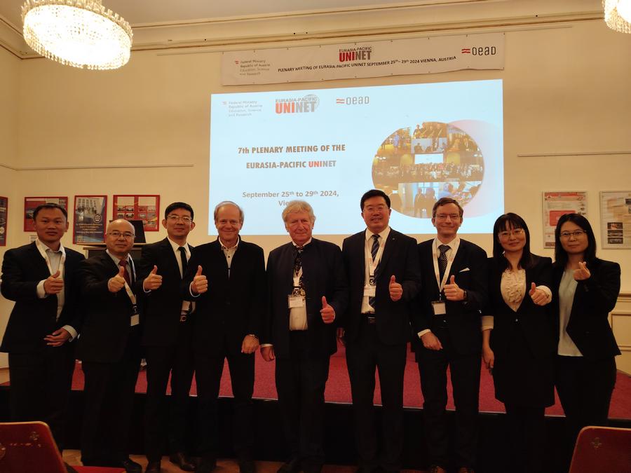 与EPU主席等合影