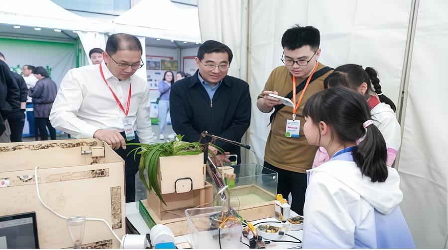 与会嘉宾听取小使者们介绍展项