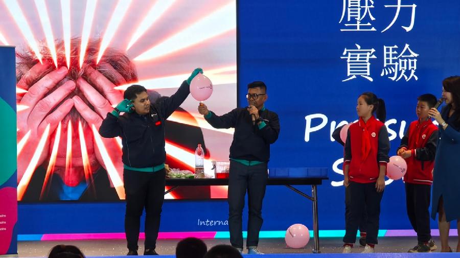 马来西亚国油科技馆气压表演秀