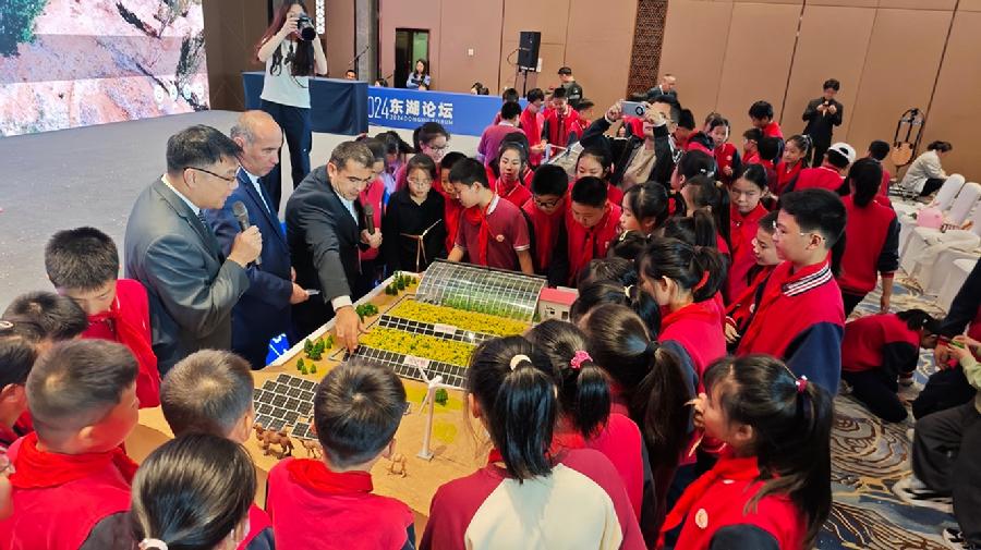 乌兹别克斯坦国家能源部科学院新能源原理表演秀