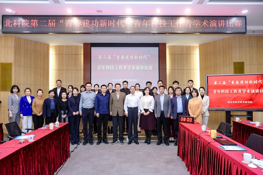 评委与选手合影