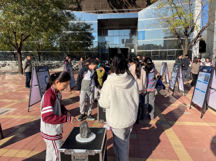 孩子们在观察天文展项