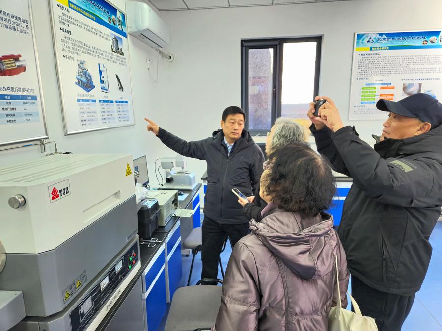 离退休干部参观先进能源材料与智能装备联合实验室