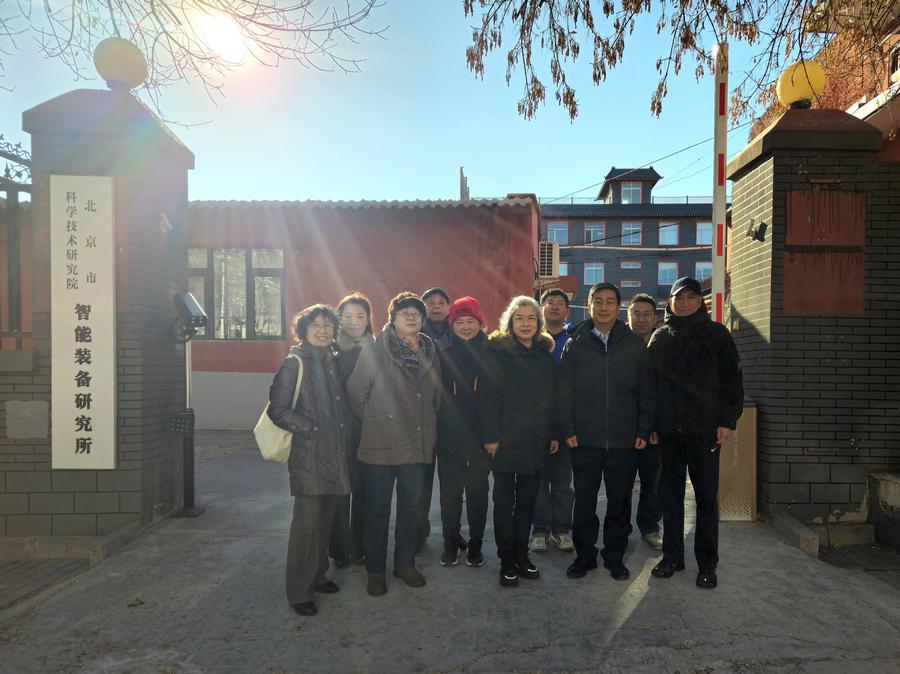 装备所领导与离退休干部留影留念