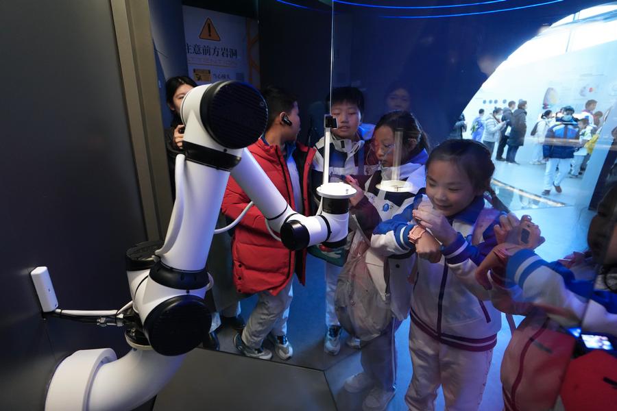 学生们体验“识面观壤”互动展项