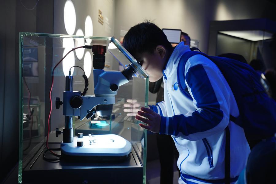 学生们近距离“显微观壤”