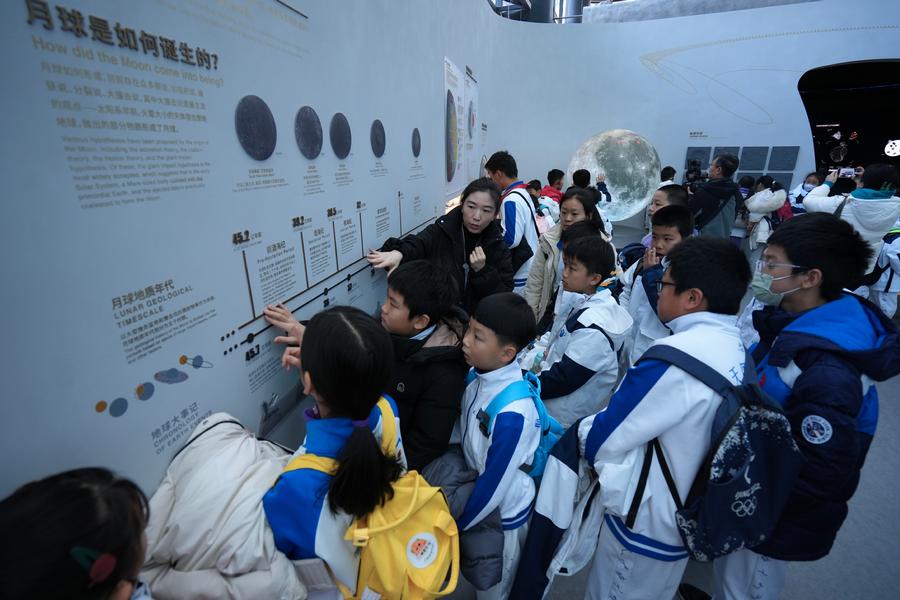 学生们认真聆听展览讲解