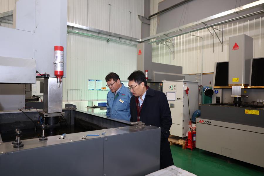 领导在平谷厂房现场参观2