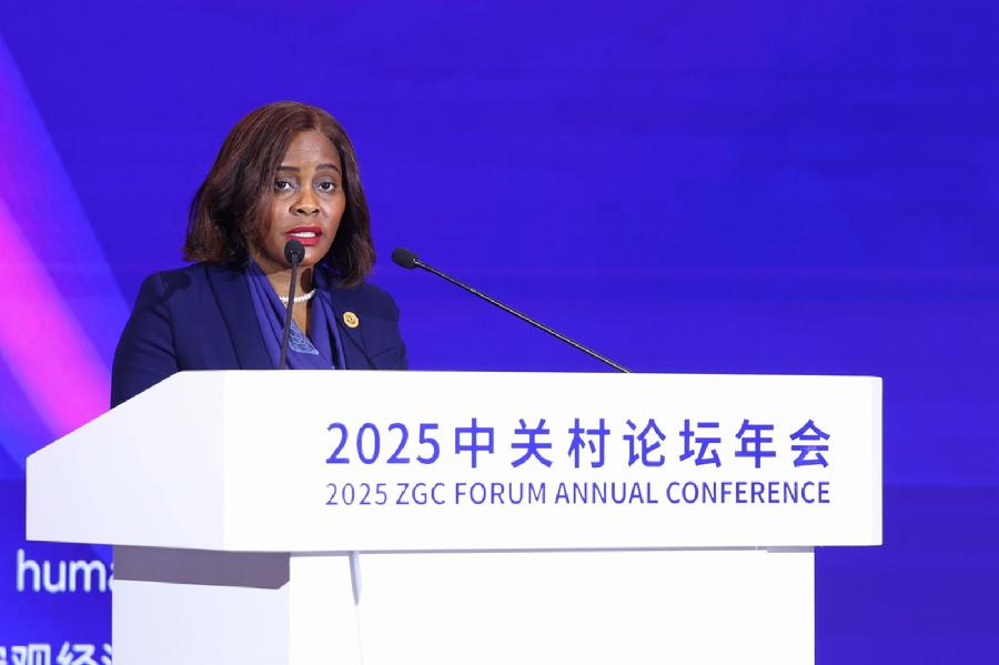 劳蕾特 弗朗塞特·埃科 恩德扎纳 奥洛莫发表主旨演讲