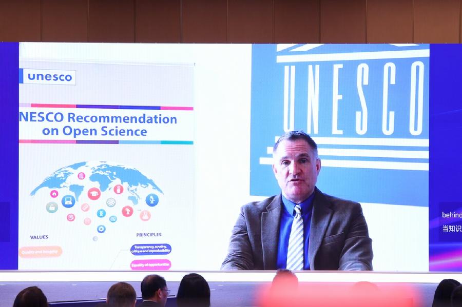 以色拉・克拉克发表主旨演讲