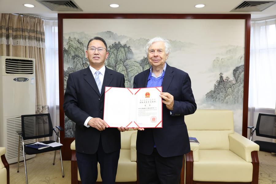 伍建民为Guy Pierre F. Brasseur教授颁发2023年度北京市科学技术奖国际合作中关村奖