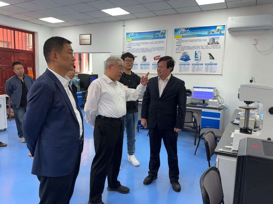 参观先进能源材料与智能装备联合实验室（筹建）