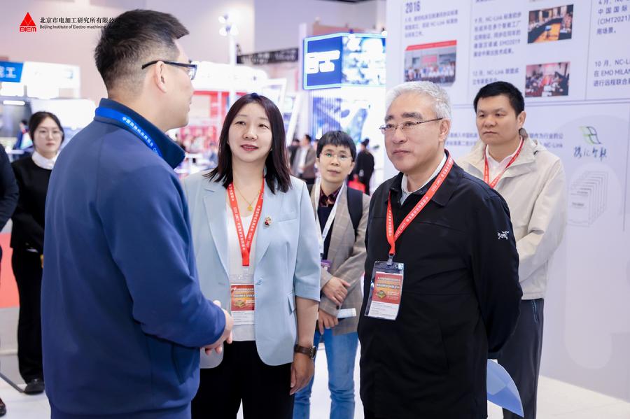 院领导参观电加工所展位