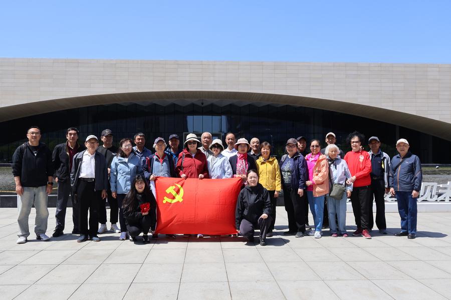 情报所退休干部及工作人员在雄安城市计算中心前合影