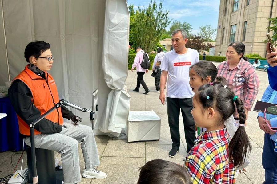 松延动力（北京）科技有限公司人形机器人Hobb