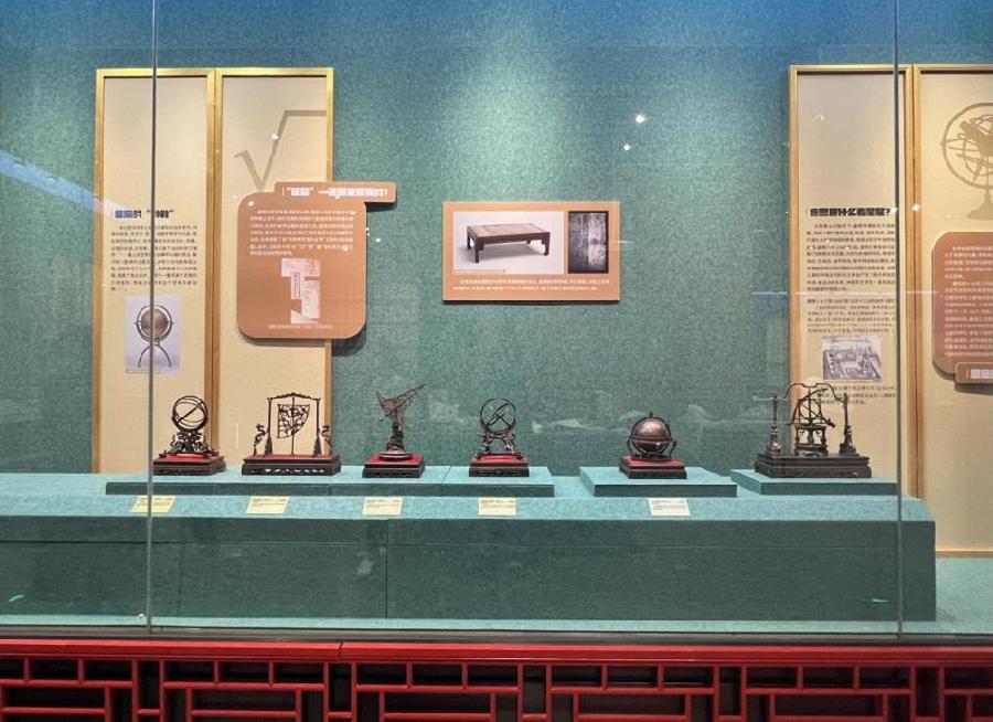 从左到右依次是：黄道经纬仪、象限仪、纪限仪、赤道经纬仪、天体仪、地平经纬仪（1:14复制品）