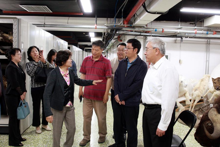 参观“田家炳楼”