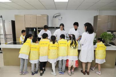 孩子们体验亲手制作健康果冻