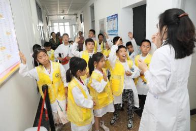 孩子们参观三层营养科普长廊