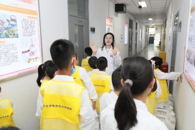 潘老师带领孩子们参观三层营养科普长廊