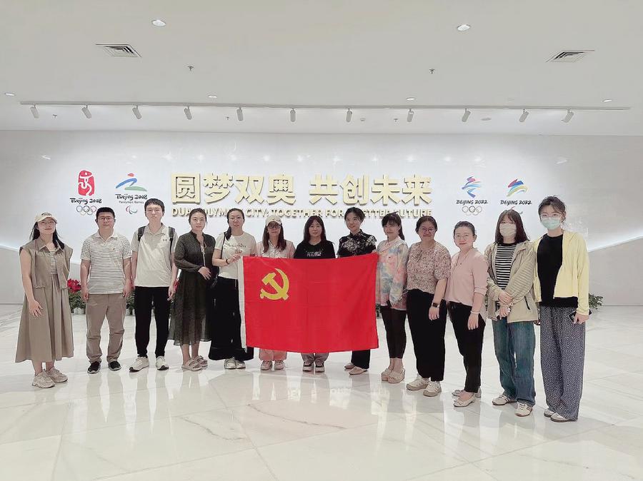 支部党员和群众活动合影