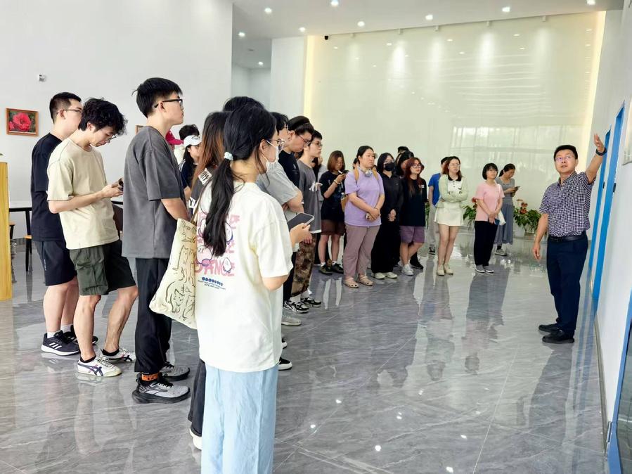 动物中心专业技术人员给师生们简要介绍了中心的发展历程、业务范围、科研成果等