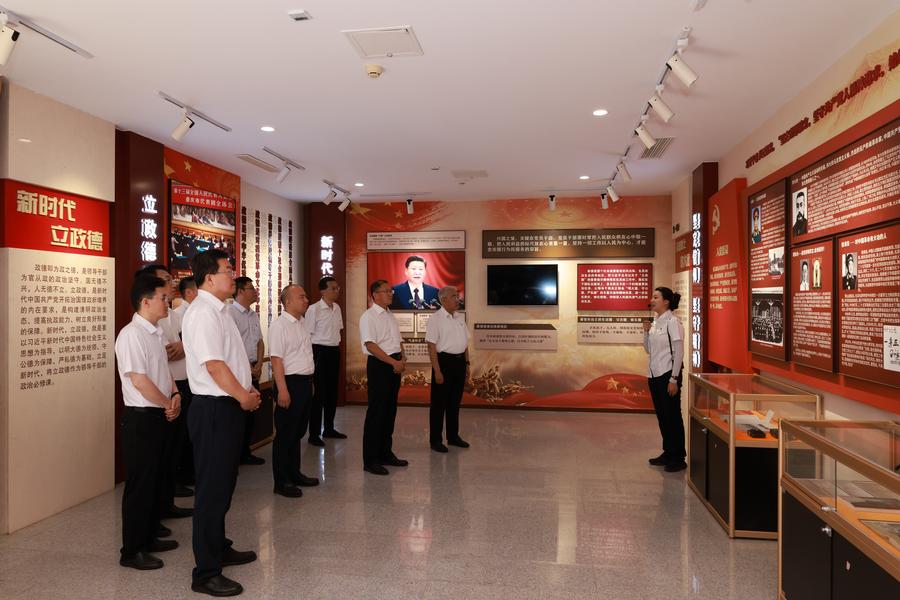 院领导班子参观见学