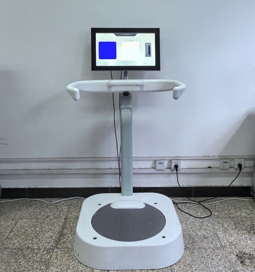 图1.老年人动静平衡功能测试一体机工程样机