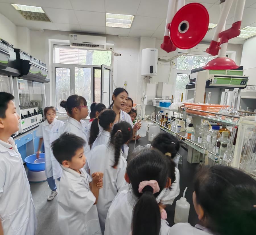 小学生们走进实验室