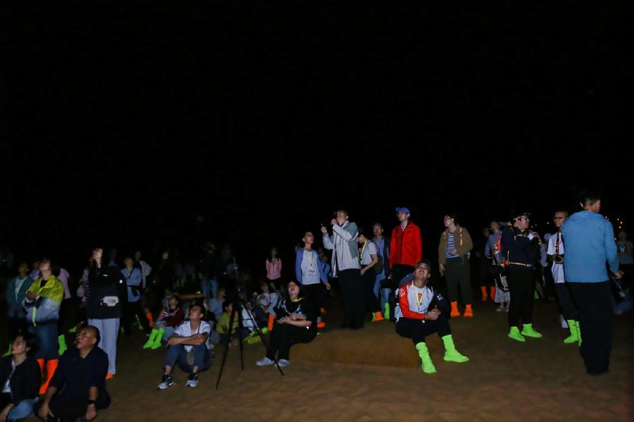 天文爱好者们观测流星雨