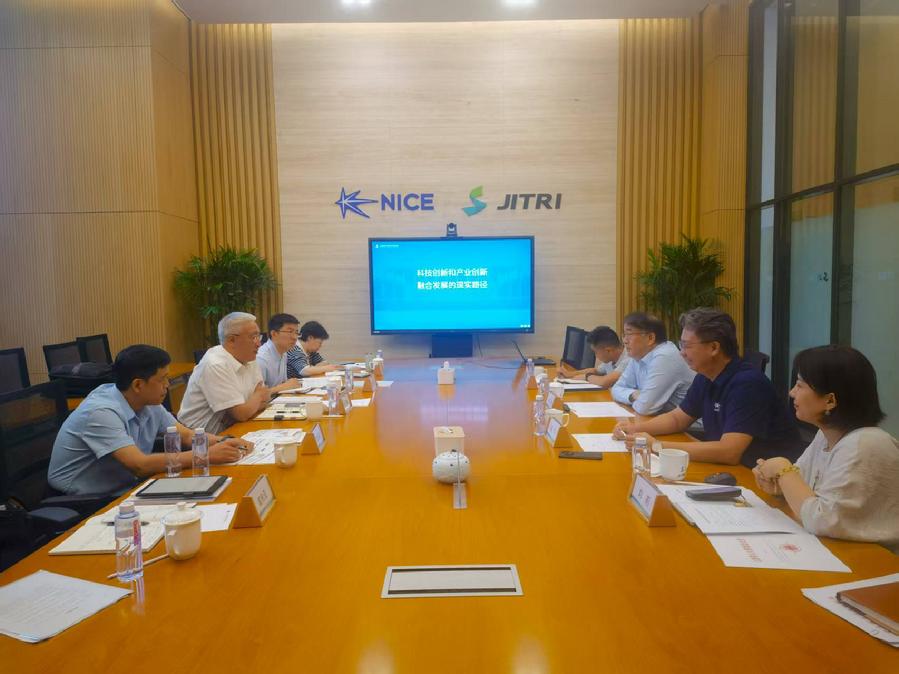 江苏省产业技术研究院座谈会现场