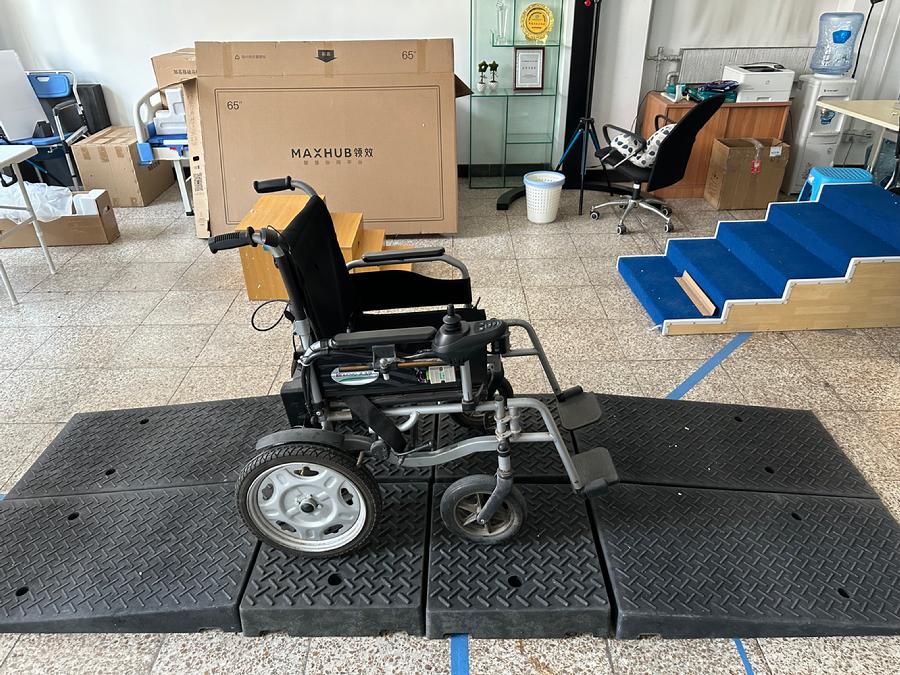 图2.主动安全电动轮椅