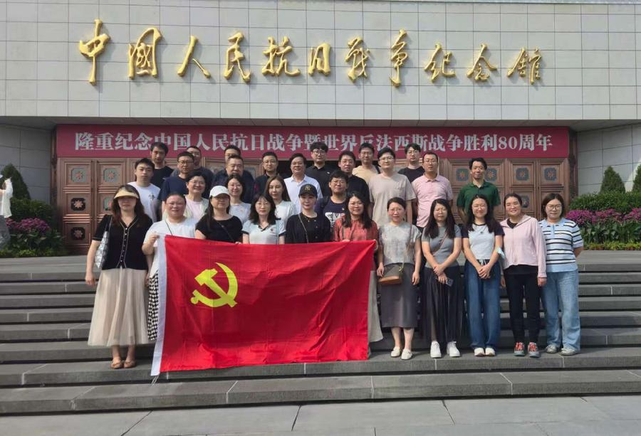 参观中国人民抗日战争纪念馆