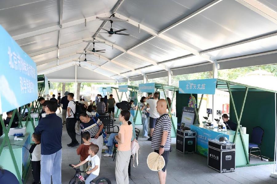 市民在体验科普展项