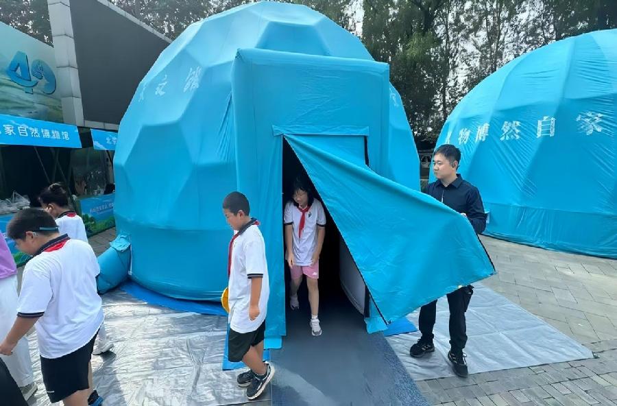 学生在体验球幕电影