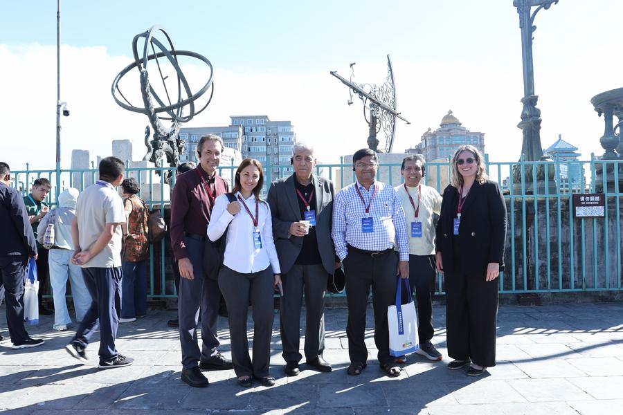 专家参观北京古观象台台顶上陈列的古代天文仪器