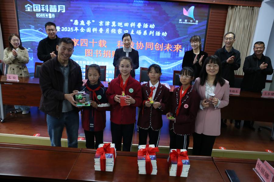 同学们送上亲手制作的礼物