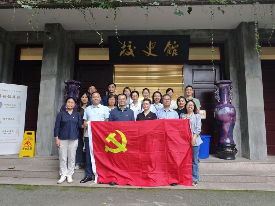 在中国科学技术大学校史馆合影