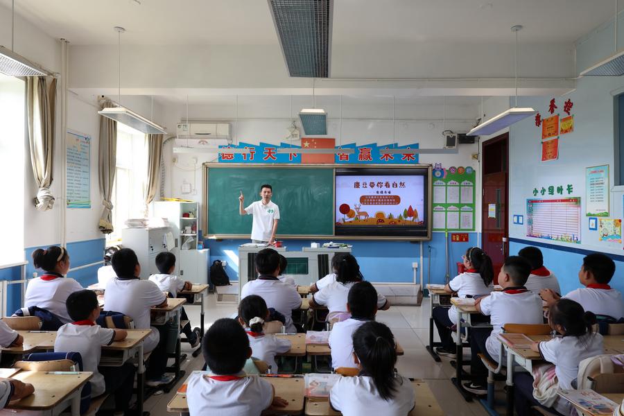 科学教师在讲授《鹿镜奇缘》STEAM课程